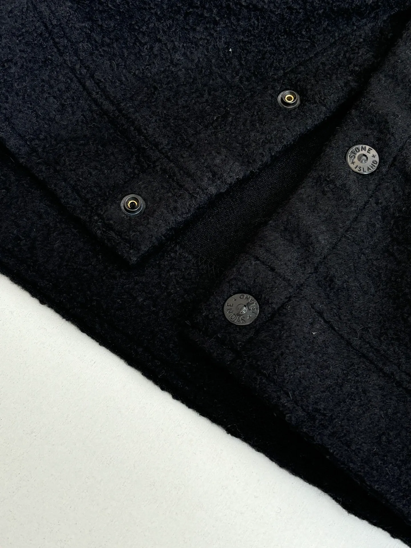 P770 Stone Island*/Stone Island Solid color single-breasted woolen cardigan jacket Customized 90 wool 10 cashmere fabric The surface is silky and shiny after post-processing It has a metallic nylon series gloss Customized molded four-button closure The entire jacket is still luxury-grade workmanship The inside is hand-made and seamless The strongest armbands on the Internet with sky and earth lines, eight o'clock and one line, and white leakage on the back All matching accessories are customized nfc complete Size: S/M/L/XL